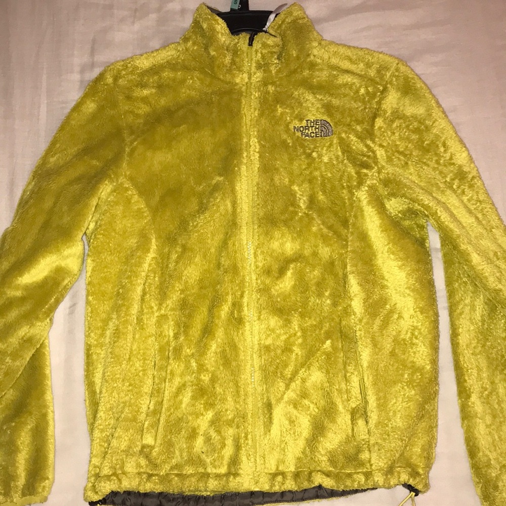 STAND OUT with this Women’s NorthFace Jacket 😍